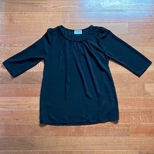 Boutique blouse (brand Everly) perfect for a casual dressy outfit or work!